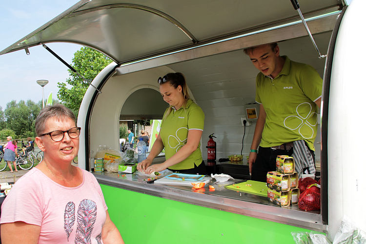 9-6-2018 - Proeverij in zomersfeer door de PLUS in Waarder_24